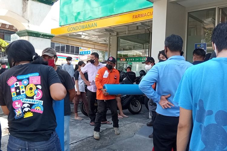 Antrean tabung oksigen di salah satu Apotek di Jalan Brigjen Katamso, Kota Yogyakarta, Selasa (13/7/2021)