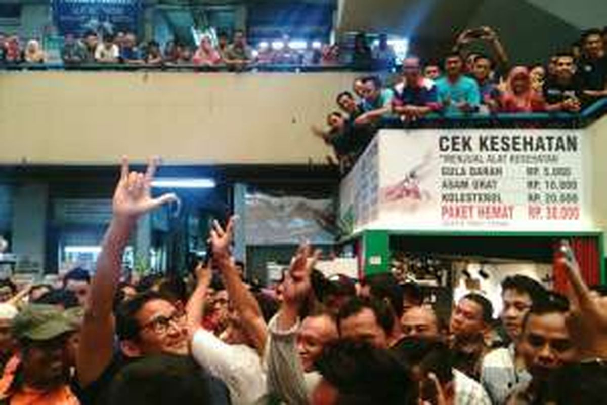 Calon wakil gubernur DKI Jakarta Sandiaga Uno mengunjungi Pasar Pramuka di Jalan Raya Pramuk, Matraman, Jakarta Timur. Senin (5/12/2016)