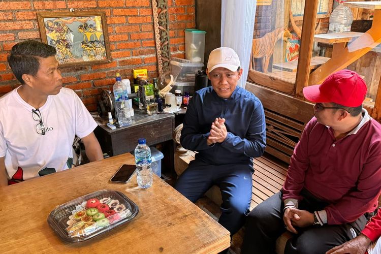 M Nawawi (tengah), caleg terpilih dari PKB, tidak mengikuti pelantikan DPRD Kota Pasuruan karena memilih menjadi bakal calon wakil wali kota Pasuruan pada Pilkada 2024. Tampak M Nawawi sedang berbincang, Jumat (30/8/2024).