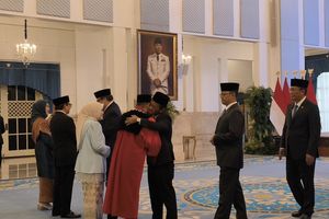 Pelukan Erat Bahlil Usai Adies Kadir Dilantik Jadi Hakim Konstitusi