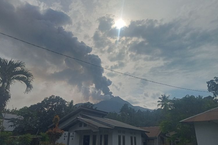 Visual gunung api Lewotobi Laki-laki pada Selasa (9/1/2024) pagi.