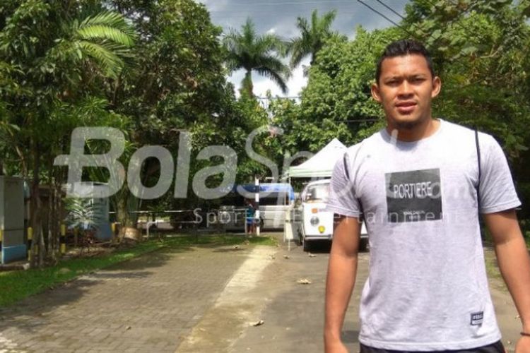 Joko Ribowo saat berada di depan mess Arema FC Jalan Kesemek, Kota Malang pada Selasa (5/12/2017).