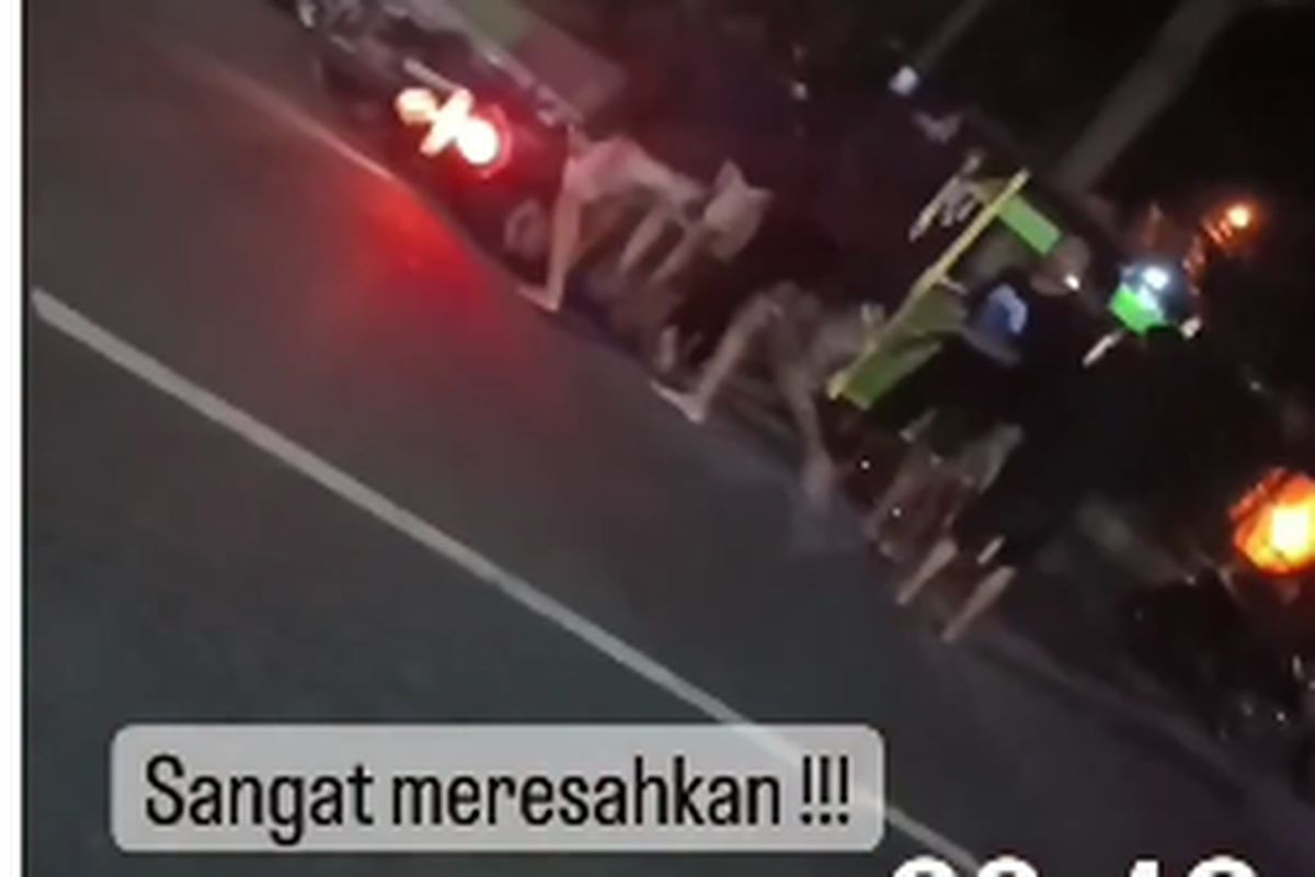 Tangkapan layar video penganiayaan oleh sekelompok orang kepada pengguna jalan di Jombang, Jawa Timur, Selasa (3/1/2023) malam.