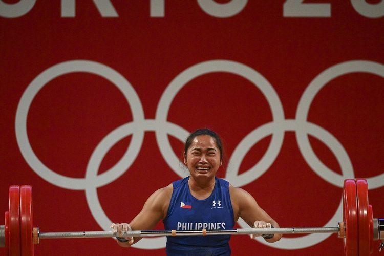 Lifter Filipina Hidilyn Diaz berhasil meraih emas di kelas 55 kg angkat besi putri Olimpiade Tokyo 2020. Senin (26/7/2021).
