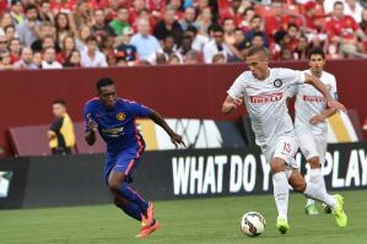 Bek Inter Milan, Nemanja Vidic, beraksi pada laga persahabatan melawan mantan klubnya, Manchester United, di FedEx Field, Landover, Maryland, 29 Juli 2014.
