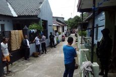 Polisi Bawa Celurit dan Barang Lain dari Rumah Mertua Teroris Bekasi di Solo