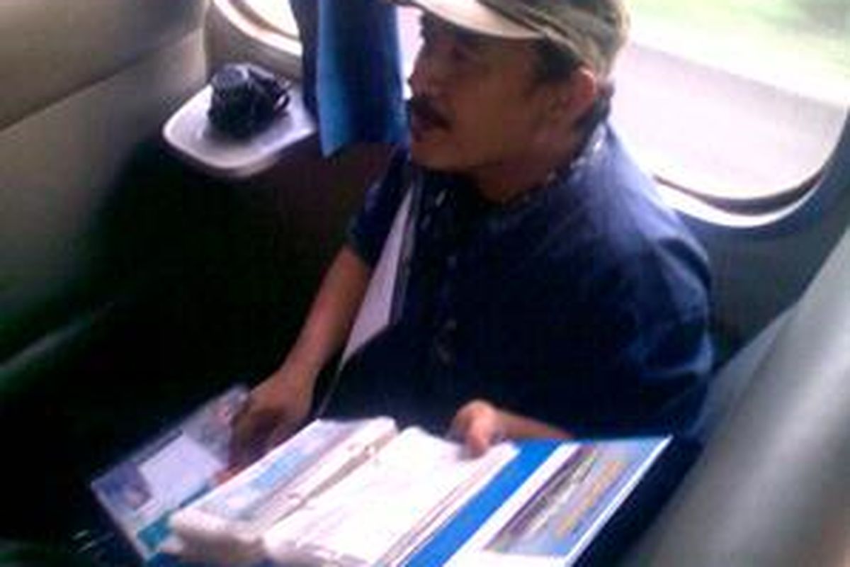 Salah satu penumpang setia KA Parahyangan, Trisilo, menunjukkan koleksi ratusan tiket KA Parahyangan yang disimpannya sejak tahun 1976.