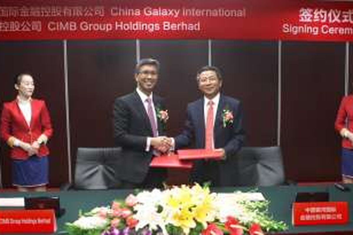 Tengku Dato’ Sri Zafrul Aziz, Group Chief Executive, CIMB Group (kiri) dan Gu Weiguo, Deputy Chairman dan President China Galaxy Securities Co. Ltd (kanan) saat seremoni penandatanganan kerja sama yang menandai kemitraan strategis antara kedua belah pihak di kantor pusat China Galaxy Securities, Beijing