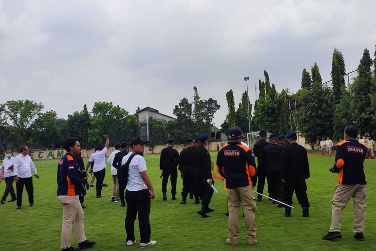 Rekonstruksi kerusuhan Kanjuruhan di Lapangan Mapolda Jatim, Rabu (19/10/2022).