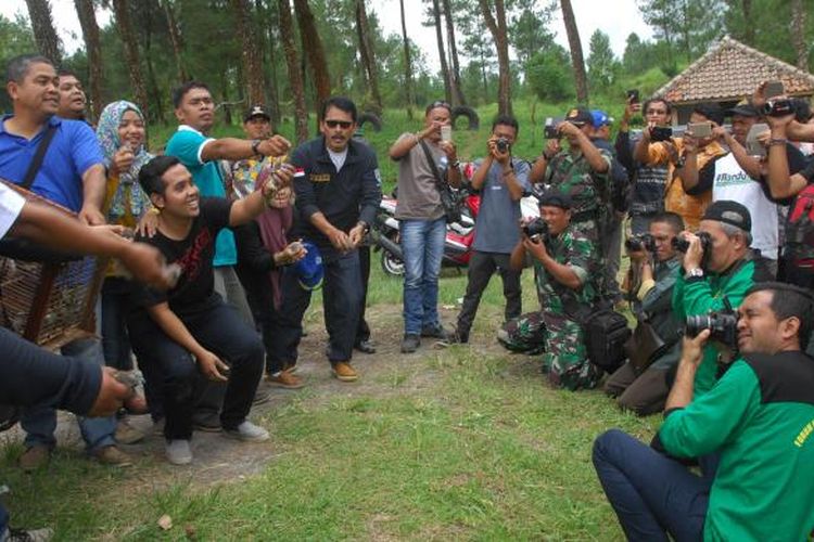 Para pejabat kabupaten Magelang memotret para jurnalis Magelang yang melepas burung di Taman Nasional Gunung Merapi (TNGM) pada peringtan Hari Pers Nasional (HPN), Kamis (9/2/2017).