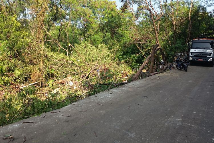 Gang Swadaya Cakung Kembali Bersih, Tumpukan Sampah yang Tutup Jalan Akhirnya Diangkut