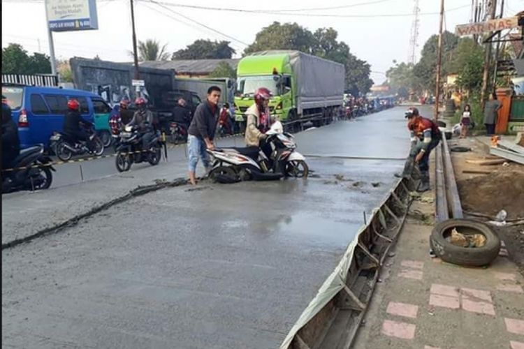 Pengendara motor terjebak ke cor beton yang masih basah