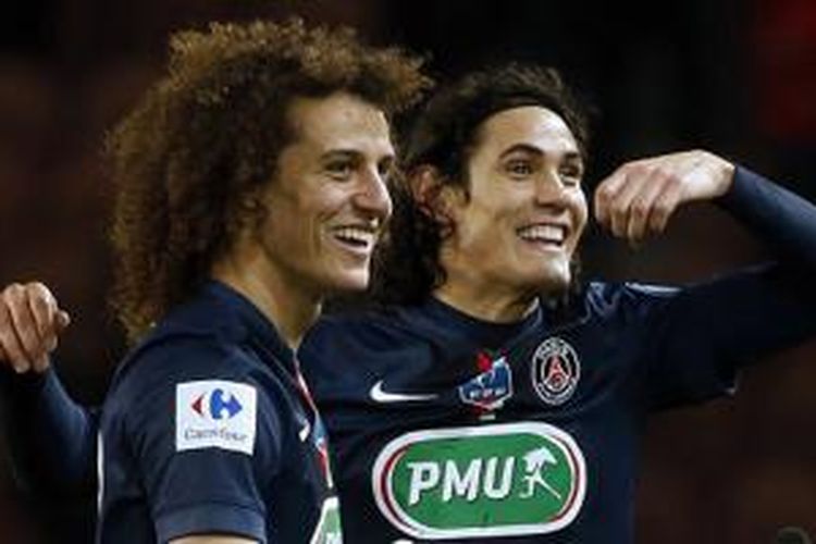 David Luiz dan Edinson Cavani saat merayakan gol ke gawang Monaco pada perempat final Piala Perancis. 