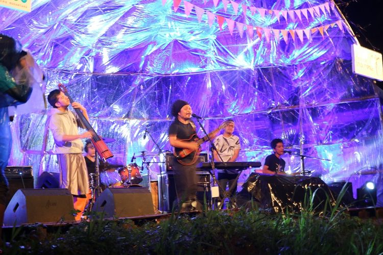 Band Payung Teduh tampil di perhelatan Kulon Progo Festival 2017 di Bendung Khayangan, Kulon Progo, DI Yogyakarta, Jumat (24/11/2017).