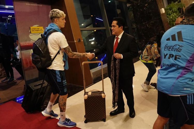 Pemain timnas Argentina, Alejandro Garnacho, saat tiba di Indonesia dan disambut oleh perwakilan PSSI, Jumat (16/6/2023) malam WIB.