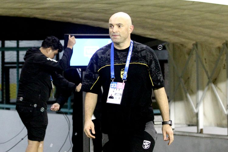 Pelatih Persebaya Surabaya di Super League 2025-2026, Bernardo Tavares asal Portugal.