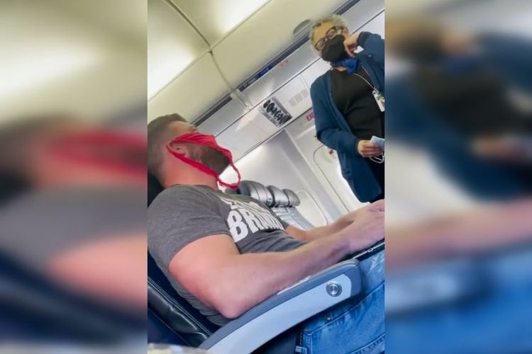 Adam Jenne (38) diusir keluar pesawat United Airlines sebelum lepas landas dari Florida, Amerika Serikat, karena memakai celana dalam wanita sebagai masker, pada Rabu (15/12/2021).