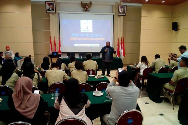 Salah satunya mengikuti pelatihan Penulisan Efektif Lewat Media Sosial, kerjasama antara Kemenpora dengan Kominfo. Workshop bertajuk Pembuatan Konten Digital Asian Games 2018 ini digelar dii Gedung Serbaguna, Kementerian Komunikasi dan Infomatika, Jakarta, Kamis (23/11/2017) petang.