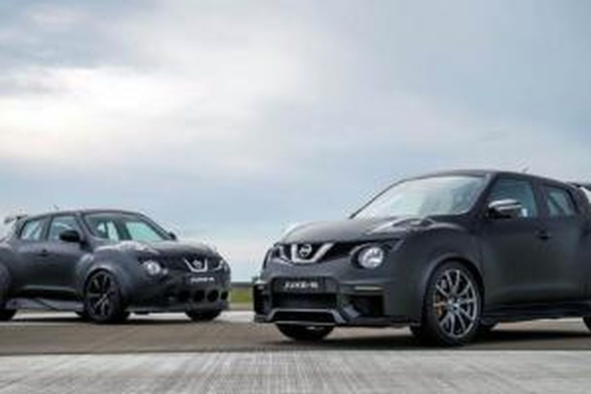 Nissan Juke-R versi pertama (kiri) dan Nissan Juke-R 2.0.