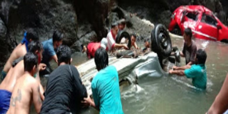 Mobilnya Jatuh Ke Jurang Pria Ini Malah Temukan Mayat Yang Hilang Sejak 2 Bulan Lalu Halaman All Kompas Com Mobilnya Jatuh Ke Jurang Pria Ini Malah Temukan Mayat Yang Hilang Sejak 2 Bulan Lalu Halaman All Kompas Com