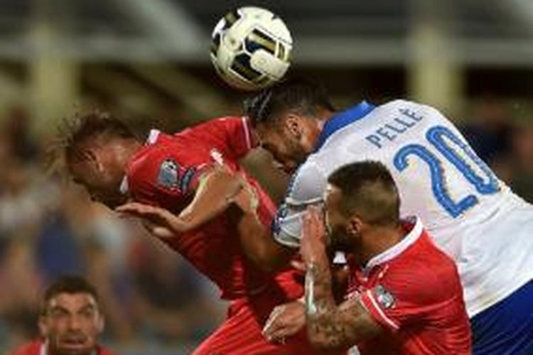 Striker Italia, Graziano Pelle berduel dengan para pemain Malta di Firenze, Kamis (3/9/2015). 