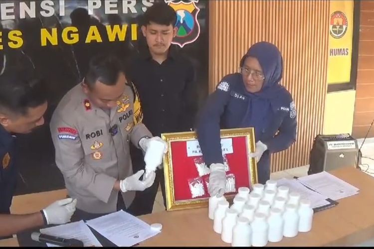 Kepolisian Resor Ngawi, Jawa Timur mengamankan 3 pengedar narkotika jenis sabu dan pil koplo. Pelaku menyamar sebagai pemancing ikan untuk mengelabui petugas kepolisian.