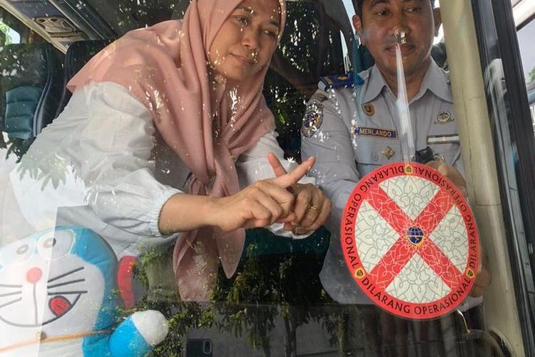 Pemberian stiker bagi bus yang tak layak jalan dan tak berizin