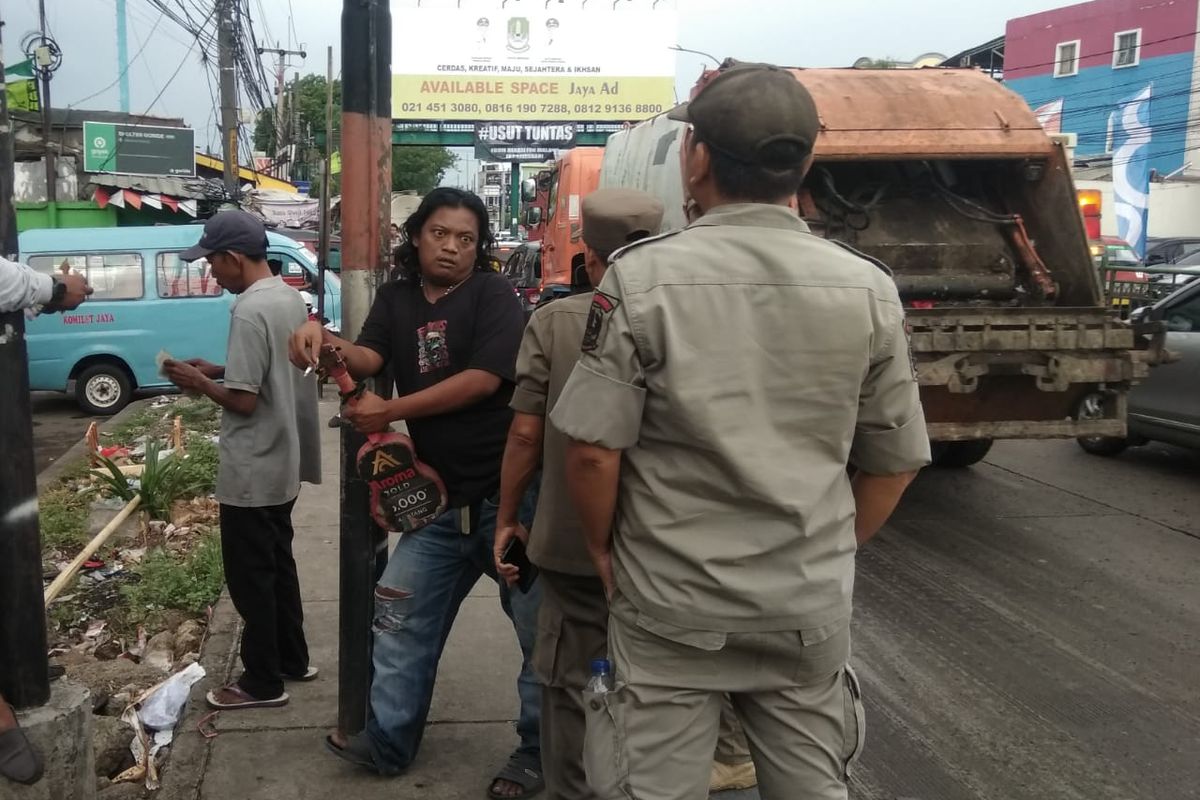 Dua orang pengamen saat dimintai keterangan oleh petugas Satpol PP terkait laporan warga yang melihat anak punk mengamen sambil menunjukkan sebilah pisau di dalam angkot 05A tujuan Bekasi Timur-Kranji. Berdasarkan penuturan pengamen itu, anak punk yang dilaporkan tersebut merupakan pengamen dari luar wilayah Kota Bekasi.