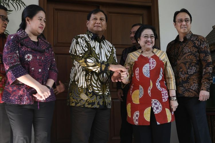Ketua Umum PDI Perjuangan Megawati Soekarnoputri (kedua kanan) didampingi Puan Maharani (kiri) dan Prananda Prabowo (kanan) menerima Ketua Umum Partai Gerindra Prabowo Subianto (kedua kiri) di kediaman Jalan Teuku Umar, Jakarta, Rabu (24/7/2019).  ANTARA FOTO/Puspa Perwitasari/hp.