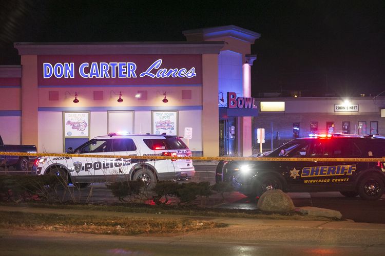 Polisi Rockford dan aparat penegak hukum setempat menyelidiki lokasi penembakan di arena bowling Don Carter Lanes, di Rockford, Illinois, Amerika Serikat, pada Sabtu (26/12/2020) tengah malam.