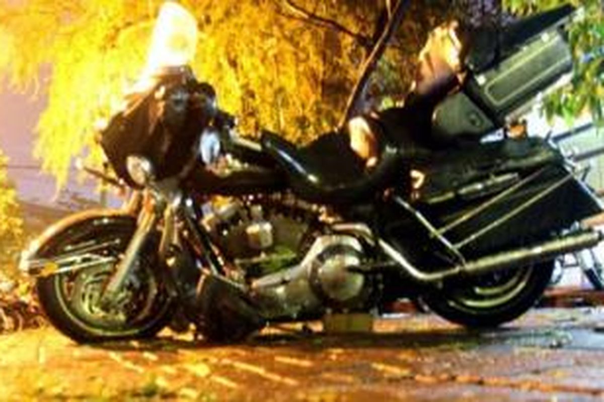 Harley Davidson B 6681 UEP mengalami kerusakan cukup parah terparkir di Unit Laka Lantas Jakarta Pusat di Lapangan Banteng, Jakarta Pusat, Rabu (13/11/2013). Motor ini dikendarai Imam Rusdi (17) dan mengalami kecelakaan di sekitar kawasan Tugu Proklamasi. 