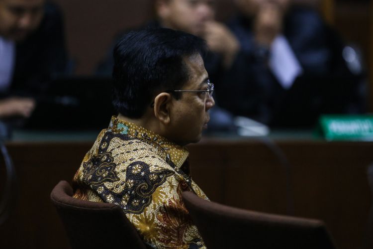 Setya Novanto saat menghadiri sidang vonis di Pengadilan Tindak Pidana Korupsi Jakarta, Selasa (24/4/2018). KPK menduga Setya Novanto melakukan perbuatan melawan hukum dan atau penyalahgunaan wewenang yang mengakibatkan kerugian negara terkait pengadaan proyek KTP elektronik.