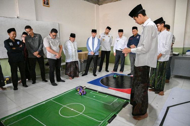 Wakil Presiden Gibran Rakabuming Raka (tengah) meninjau kegiatan pelatihan kecerdasan artifisial (AI) dan robotik bagi para santri di Pondok Pesantren (Ponpes) Baitul Arqom Al-Islami, Kabupaten Bandung, Jawa Barat, Rabu (4/3/2026). 