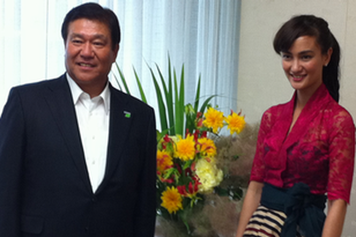 Atiqah Hasiholan bertemu dengan Takumi Kajisha, Senior Managing Executive Office Panasonic Corporation, di kantor pusat Panasonic di Osaka, Jepang, Rabu (6/6/2012).   