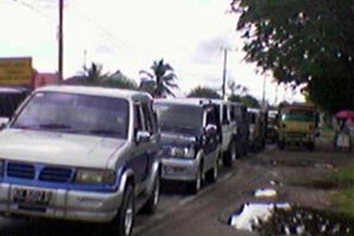 Antrean solar terlihat di salah satu stasiun pengisian bahan bakar umum di Palangkaraya, Kalimantan Tengah, Jumat (11/4).