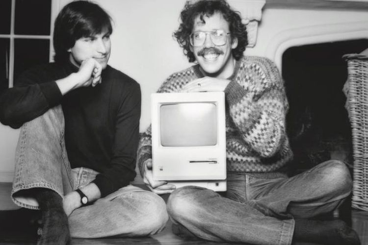 Kiri ke kanan: Pendiri Apple, Steve Jobs dan Bill Atkinson muda mengembangkan Macintosh