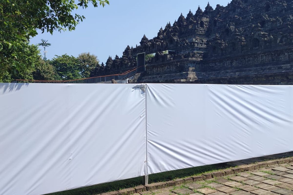 Area pintu selatan di Candi Borobudur yang dipagari, Sabtu (31/5/2025). Di area ini berada ramp yang menjadi jembatan menuju stairlift.