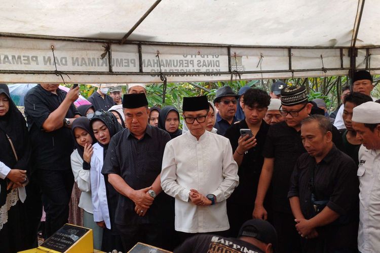 Eko Patrio Pimpin Doa Pemakaman Pelawak Qomar di TPU Carang Pulang