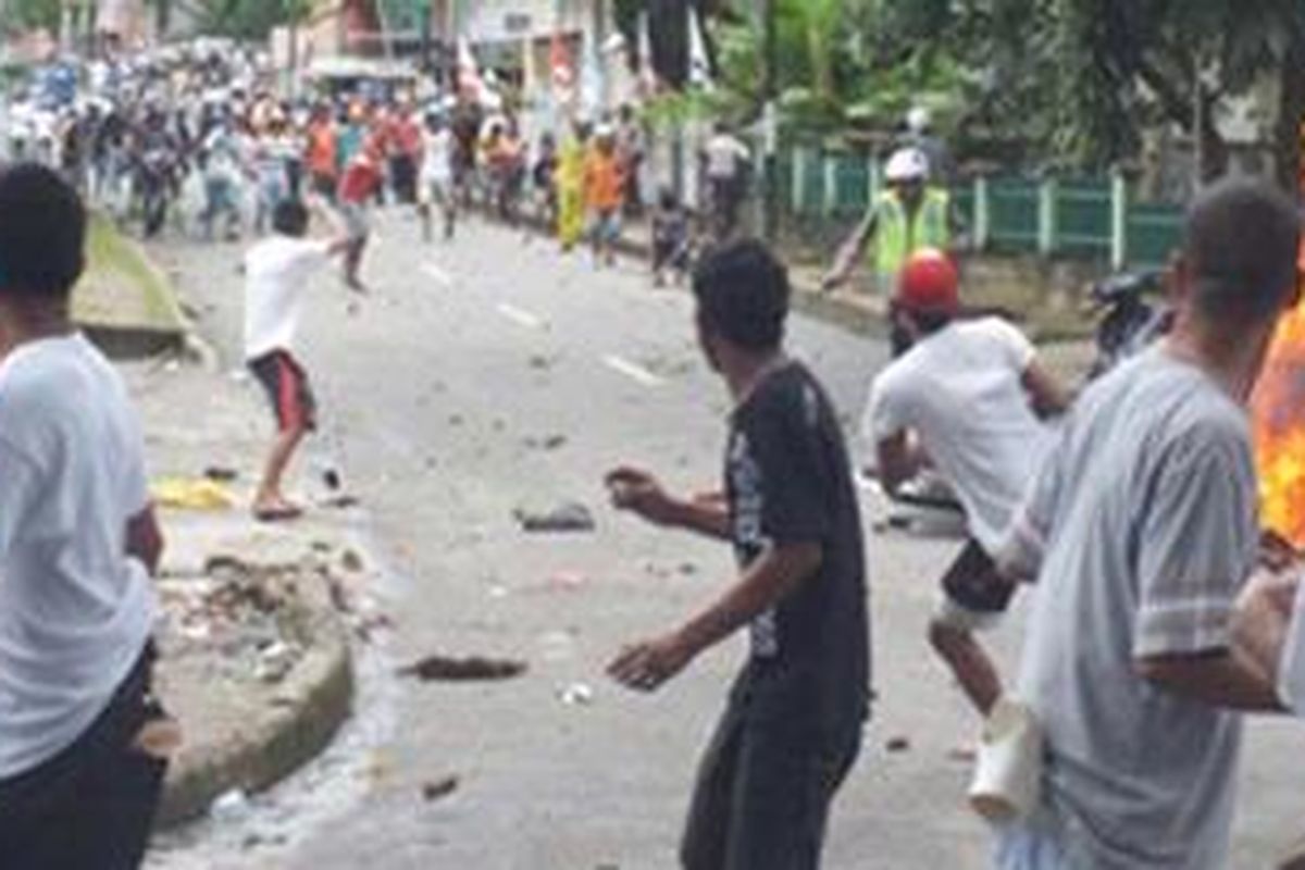 Suasana bentrokan antardua kelompok massa yang terjadi di Kota Ambon sejak Minggu (11/9/2011) siang hingga petang. Bentrokan ini dikabarkan telah menewaskan tiga korban jiwa.