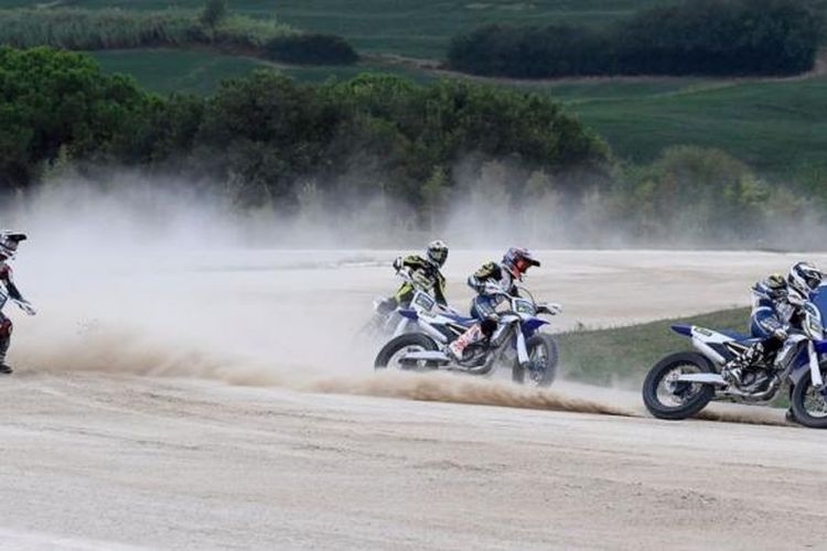 Pebalap Indonesia, Galang Hendra Pratama, dan para peserta Master Camp memacu motor mereka saat latihan flat-track di Motor Racch, Tavullia, Italia, Kamis (16/9/2016).