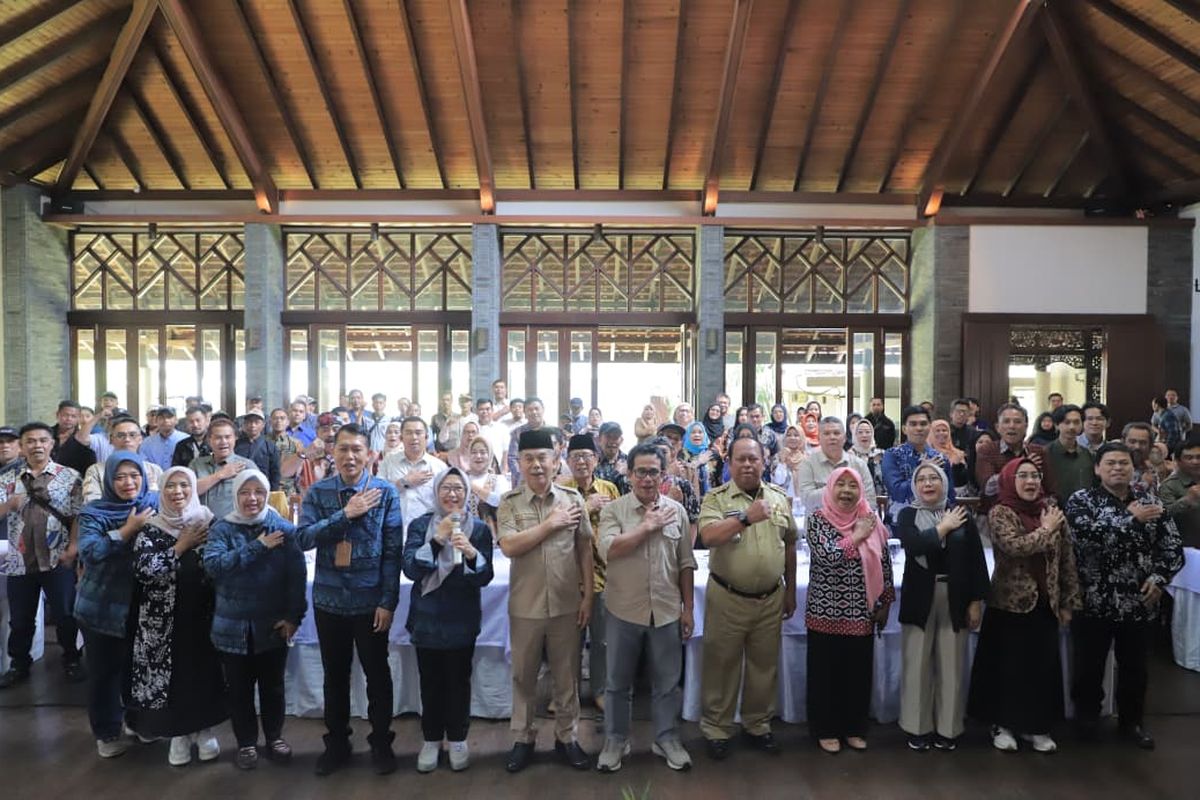 Wakil Bupati Bandung Barat Asep Ismail bersama para peserta kegiatan peningkatan kapasitas pelaku usaha kuliner di Bandung Barat foto bersama.