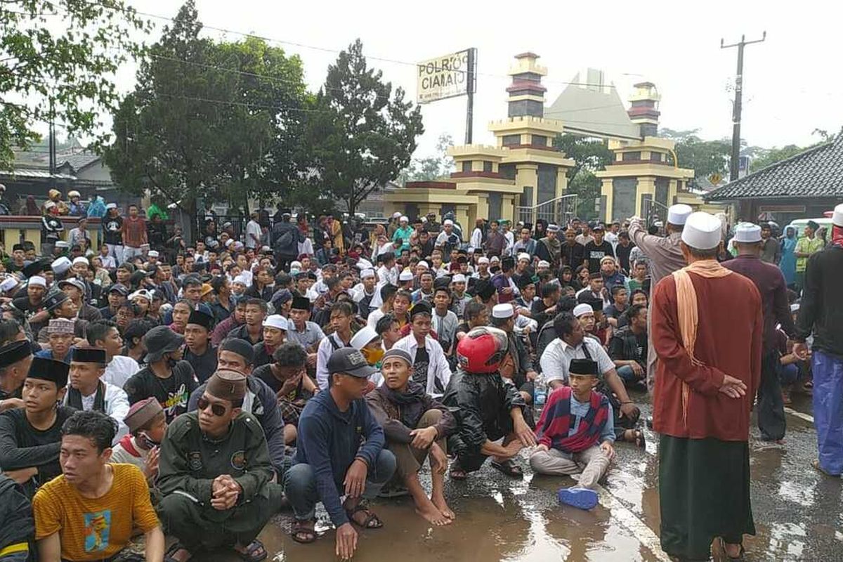 Massa dari Umat Islam Kabupaten Ciamis demo di halaman Mapolres Ciamis, Minggu sore (13/12/2020). Massa meminta turut dipenjara seperti Habib Rizieq karena telah melanggar protokol kesehatan saat menyambut Habib Rizieq di Petamburan, Jakart.