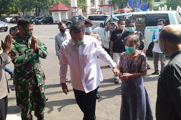 -Bupati Wonogiri, Joko Sutopo menyambut Sukatin (54), pasien positif Covid-19 yang sembuh asal Kecamatan Kismantoro. Setiba di kantor bupati Wonogiri, Sukatin digandeng Jekek untuk dilakukan penyambutan khusus dan diberikan bantuan uang tunai, Minggu (3/5/2020) siang.