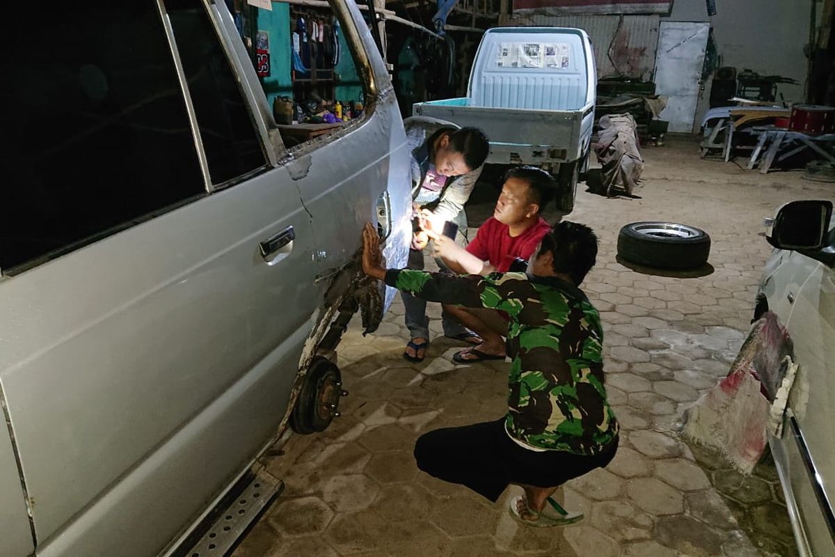 IDENTIFIKASI—Petugas sementara mengidentifkasi kesamaan cat mobil milik tersangka SK dengan pecahan dempul cat yang ditemukan di tempat kejadian kasus kecelakaan yang menewaskan Apri Duwi Saputro (20) pengemudi sepeda motro Yamaha Vixion, warga Desa Sukoharjo, Kecamatan Tirtomoyo ,Kabupaten Wonogiri. Kecelakaan itu terjadi di Jalan Raya Giriwoyo - Giritontro, tepatnya di Dusun Danan, Desa Sendang Agung, Kecamatan Giriwoyo, Wonogiri, Senin (23/7/2022).