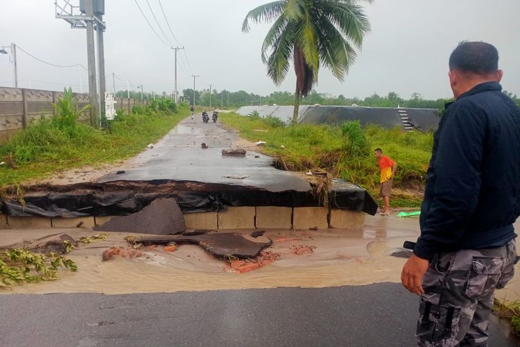 Jalan Desa Cupat, Bangka Barat, Kepulauan Bangka Belitung yang putus saat diguyur hujan lebat, Minggu (14/1/2024).