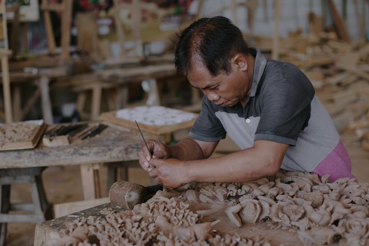 Kisah Sutrisno dan Suhartono, 2 Maestro Ukir Jepara yang Bertahan di Tengah Zaman