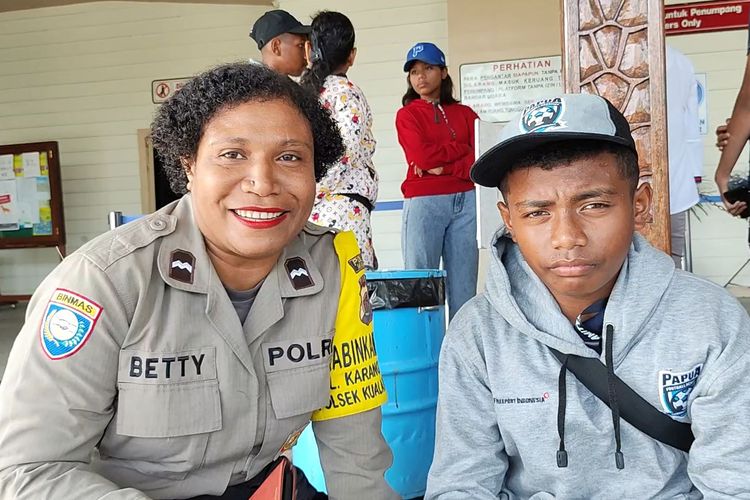 Salah satu pemain Papua Football Academy, Perez Rumaseb, berpose bersama sang ibu, Beatriks L. Rumaseb di Bandara Mozes Kilangin, Timika, pada Sabtu (11/2/2023) pagi waktu lokal.
