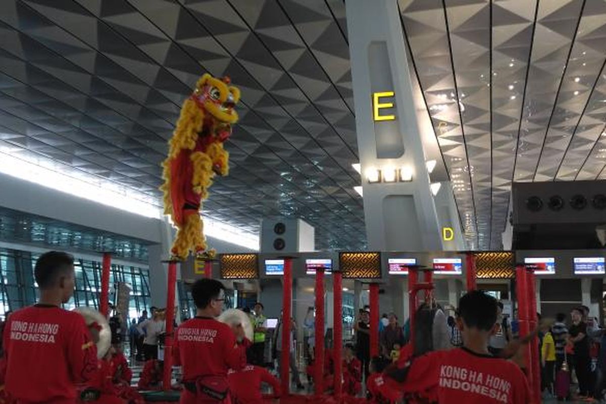 Peraih juara dunia atraksi barongsai, Komunitas Kong Ha Hong, memamerkan aksinya di Terminal 3 Bandara Soekarno-Hatta, Tangerang, Kamis (26/1/2017) sore. Acara ini diselenggarakan beberapa kali menjelang Hari Raya Imlek yang jatuh pada Sabtu (28/1/2017).