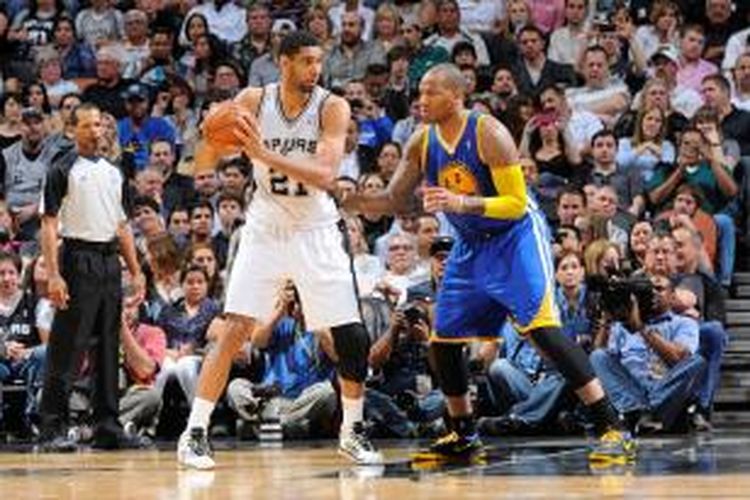 Pebasket San Antonio Spurs Tim Duncan (kiri) memegang bola di depan pemain Golden State Warriors Marreese Speights pada pertandingan di AT&T Center, Rabu (2/4/2014). Spurs menang 111-90.