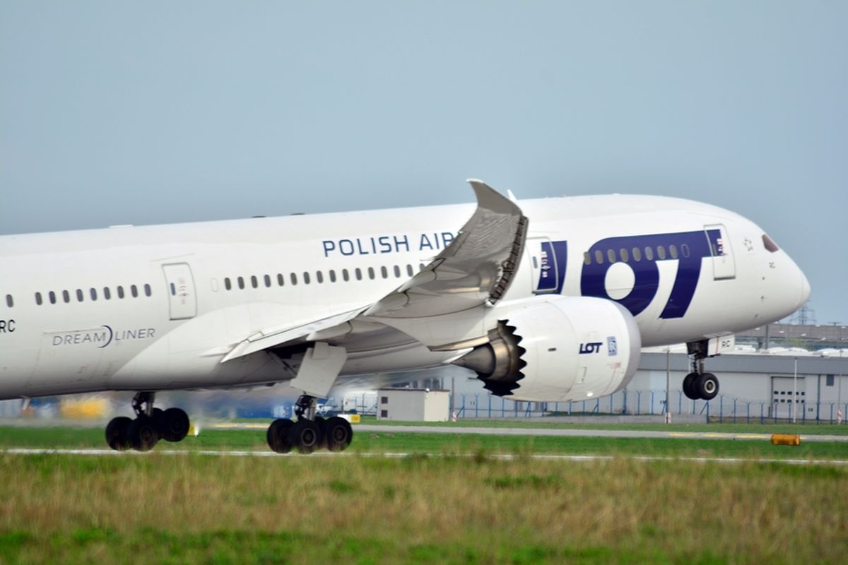 Pesawat Boeing 787 Dreamliner milik maskapai penerbangan Polandia, LOT Polish Airlines.